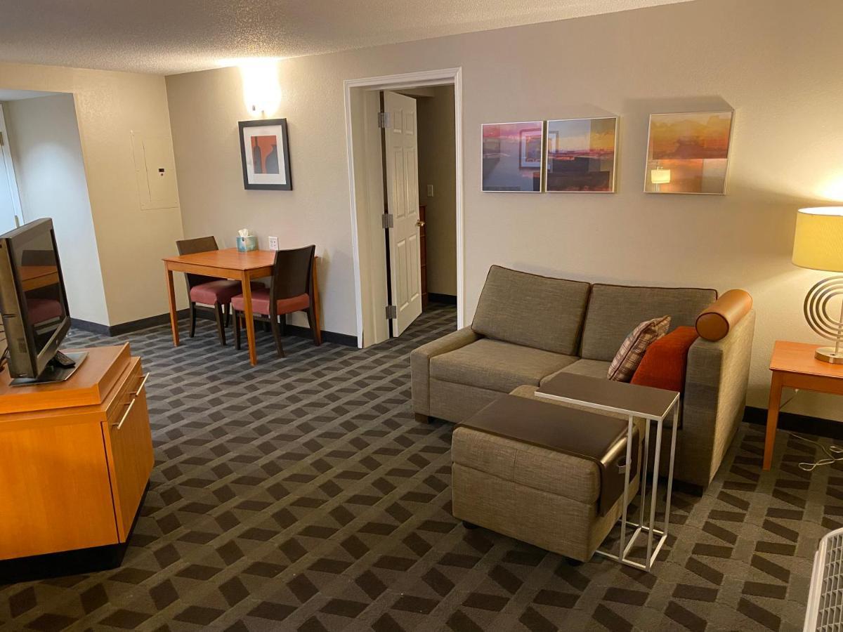 Mainstay Suites Middleburg Heights Cleveland Airport Eksteriør billede