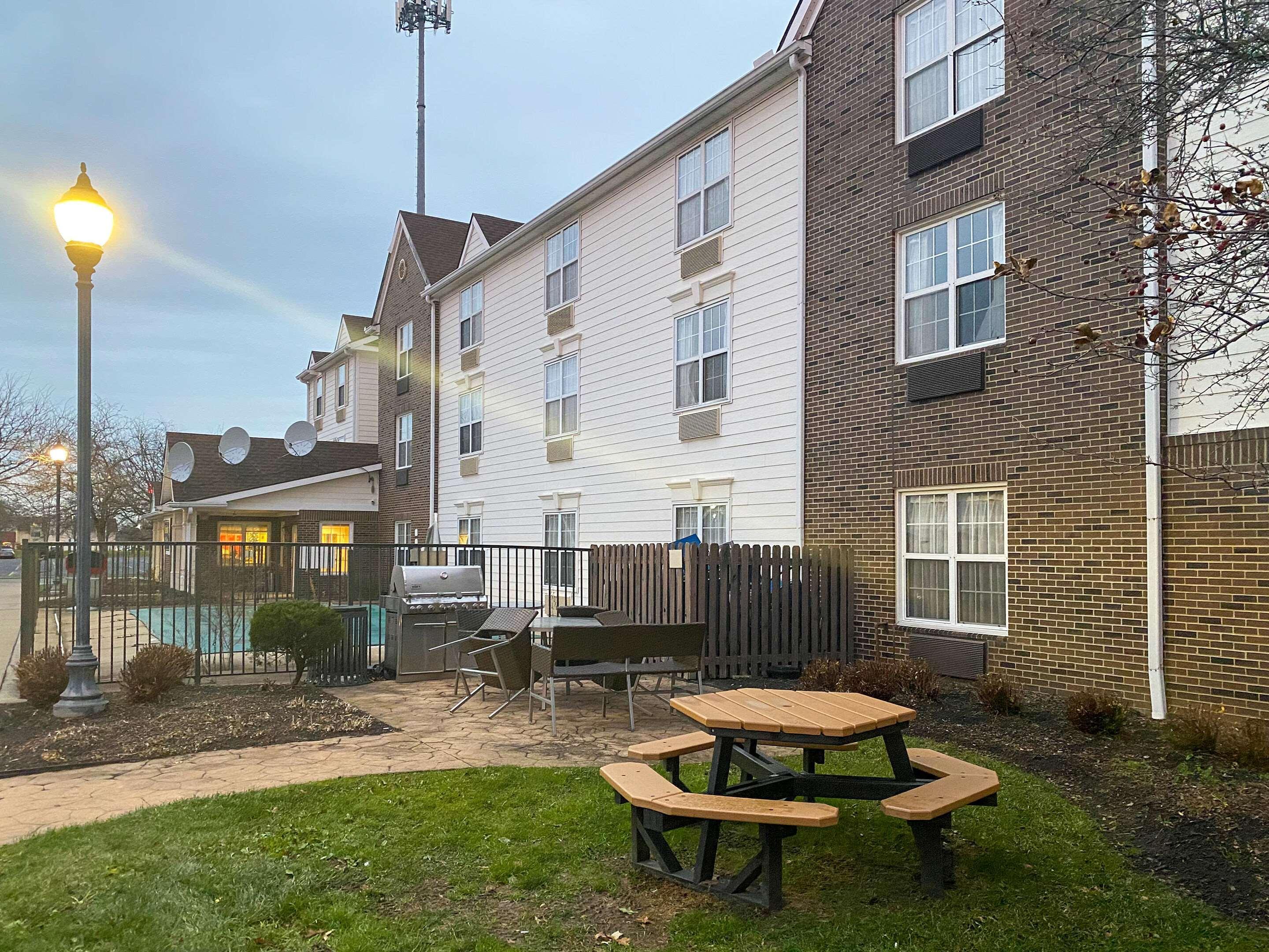 Mainstay Suites Middleburg Heights Cleveland Airport Eksteriør billede
